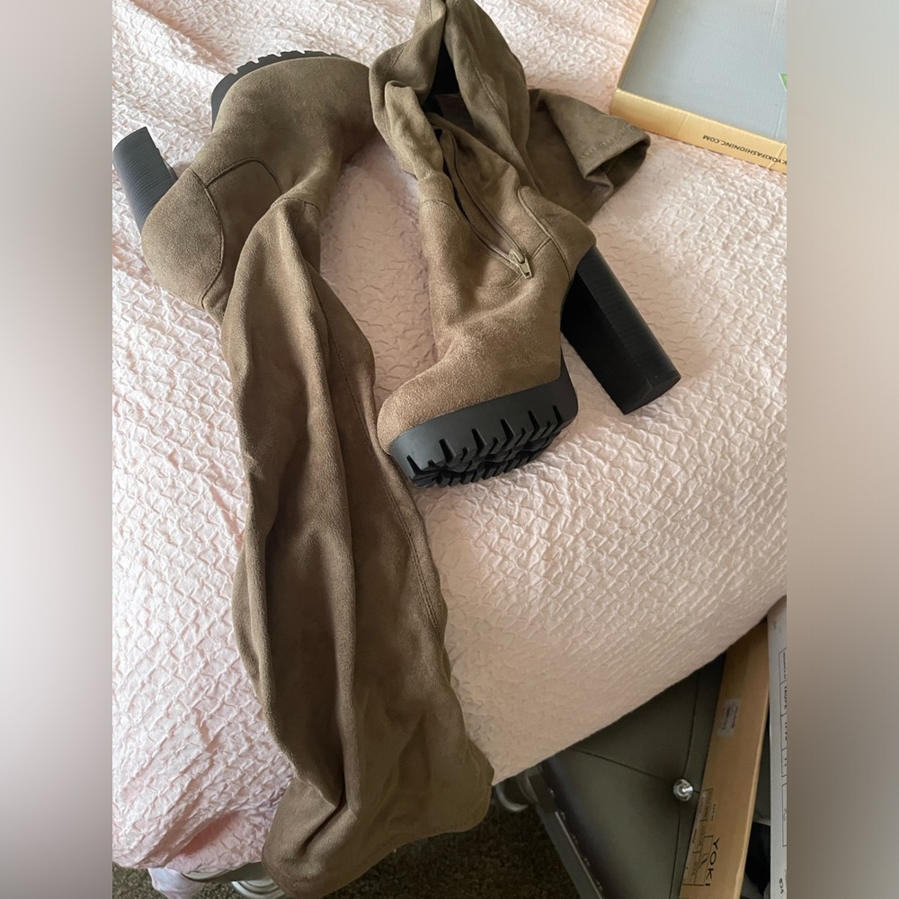 Veronica boots Taupe NWT